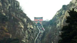 描写山的诗词
